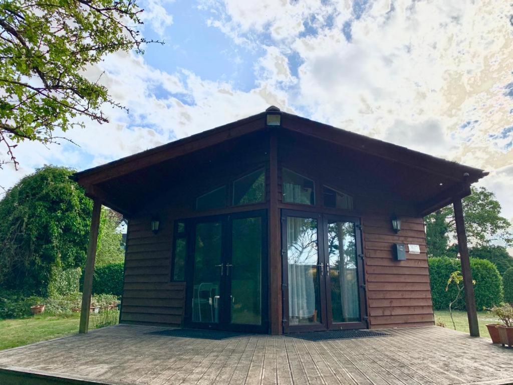 The Reading Whole Chalet With Lake And Two Acre Gardens Esterno foto