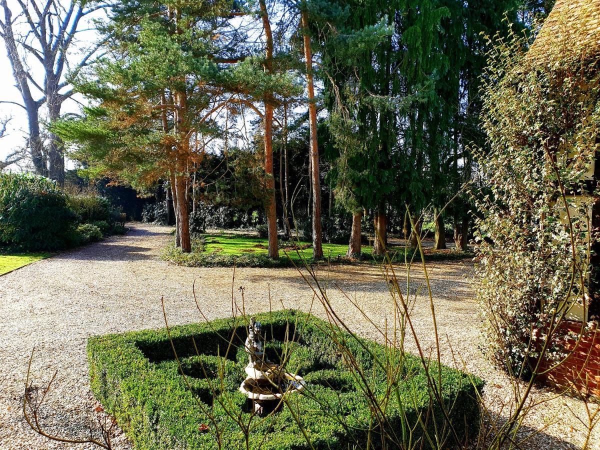 The Reading Whole Chalet With Lake And Two Acre Gardens Esterno foto