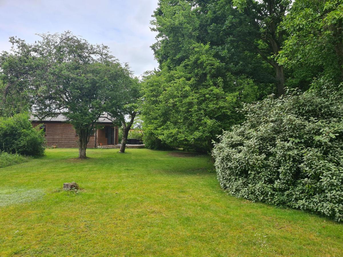 The Reading Whole Chalet With Lake And Two Acre Gardens Esterno foto