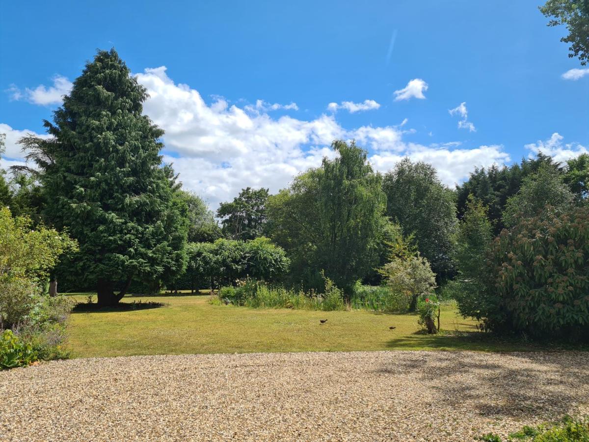 The Reading Whole Chalet With Lake And Two Acre Gardens Esterno foto
