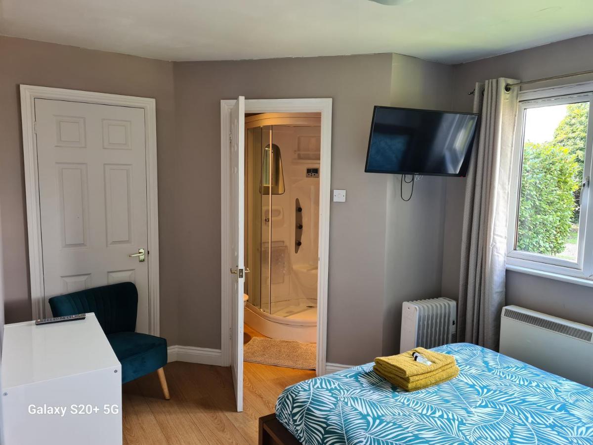 The Reading Whole Chalet With Lake And Two Acre Gardens Esterno foto