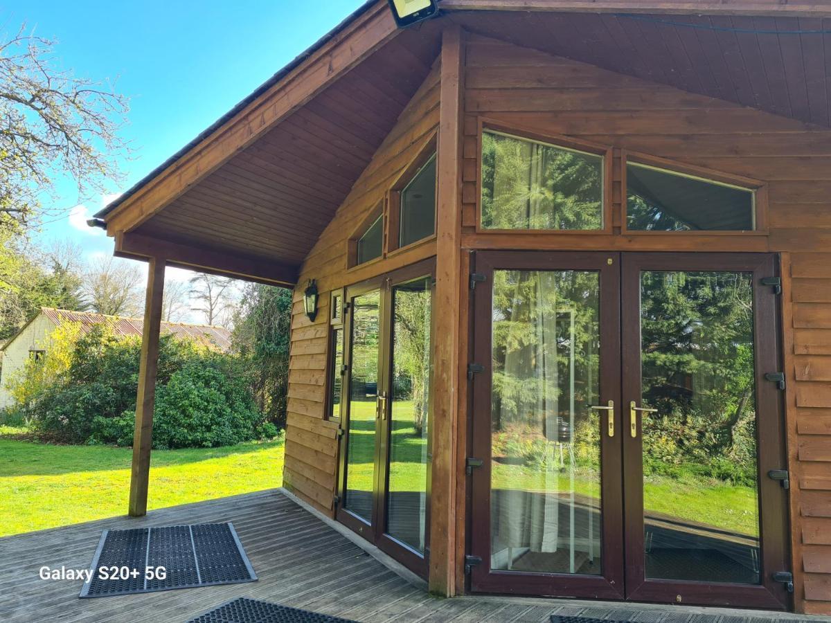 The Reading Whole Chalet With Lake And Two Acre Gardens Esterno foto