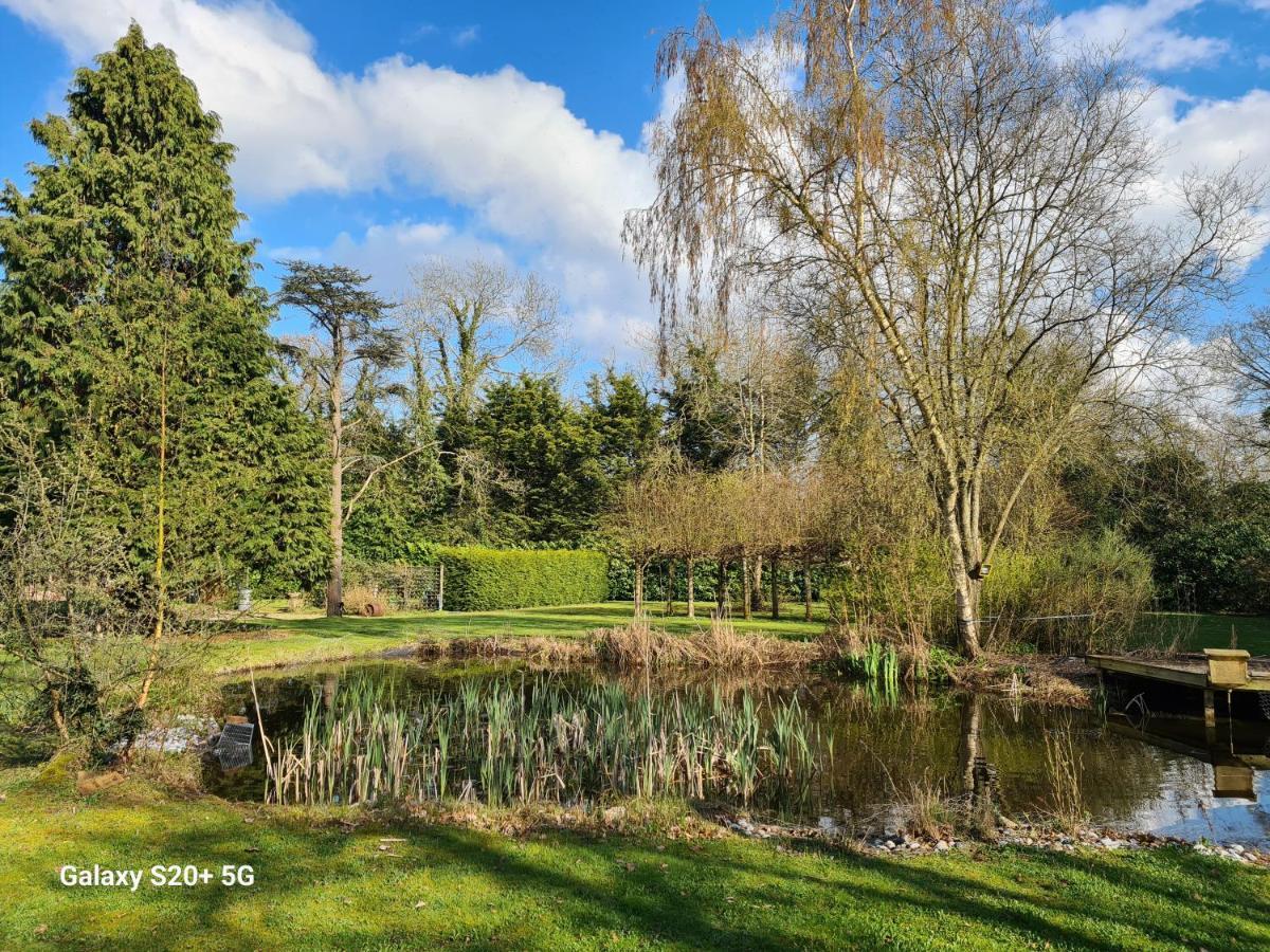 The Reading Whole Chalet With Lake And Two Acre Gardens Esterno foto